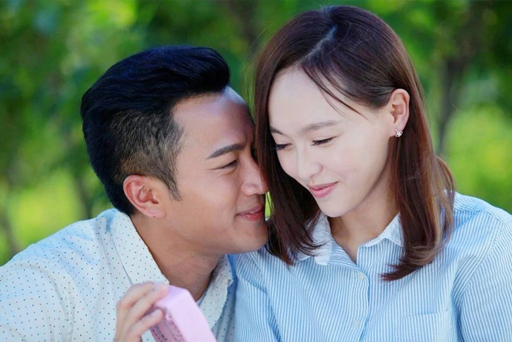 Vợ chồng cùng nhau tâm sự nhỏ nhẹ để tạo cảm giác gần gũi