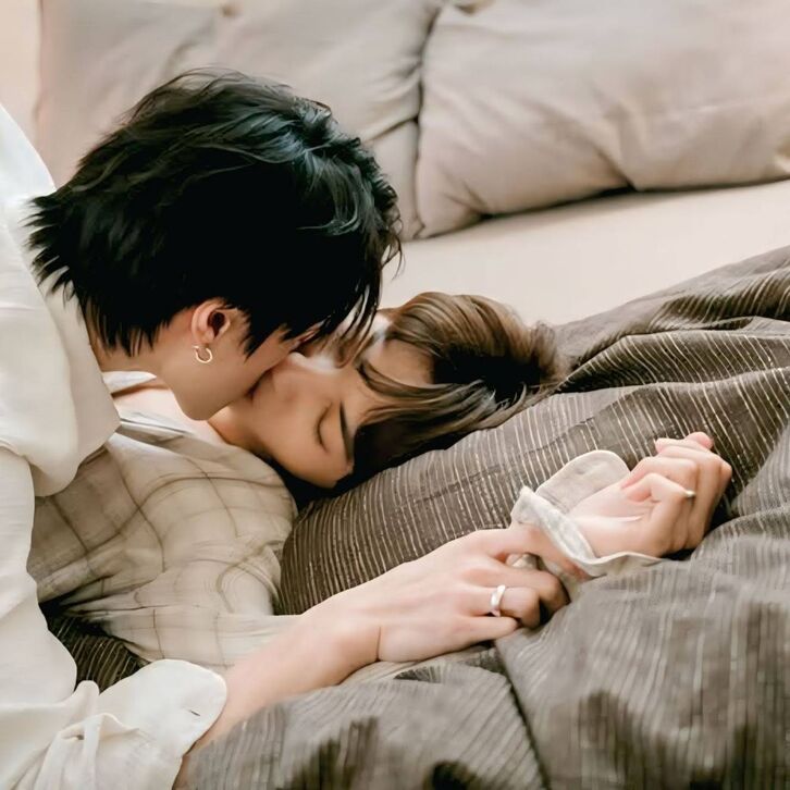 Hình ảnh sẽ gầy nhau đang ôm hôn đầy đam mê