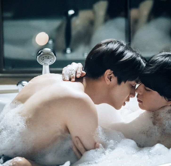Ảnh sẽ gầy đang đứng trong phòng tắm cực sexy