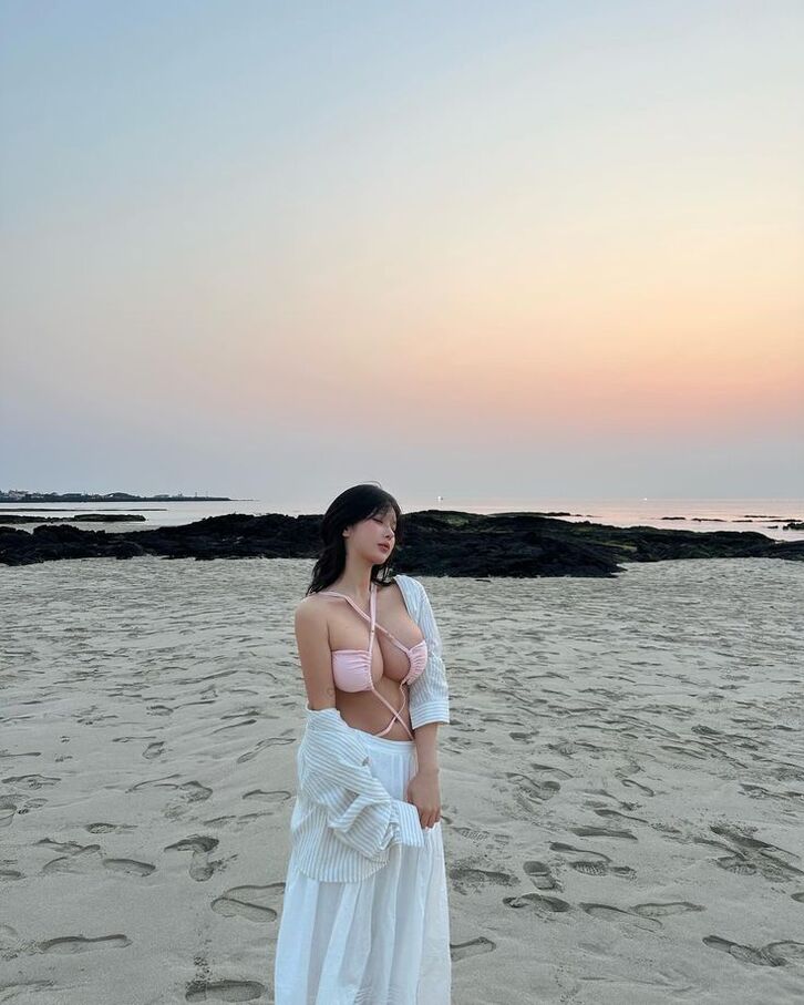 Ảnh gái xinh da trắng – Concept nghệ thuật gió biển mùa hè mới nhất 13 Gái xinh mặc bikini đi biển, thân hình nóng bỏng trên bãi cát