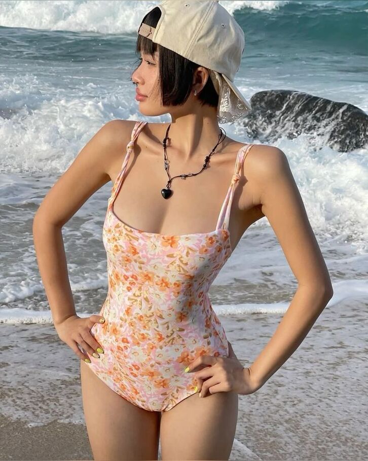 Ảnh gái xinh da trắng – Concept nghệ thuật gió biển mùa hè mới nhất 6 Gái xinh mặc bikini màu nude khoe trọn đường cong