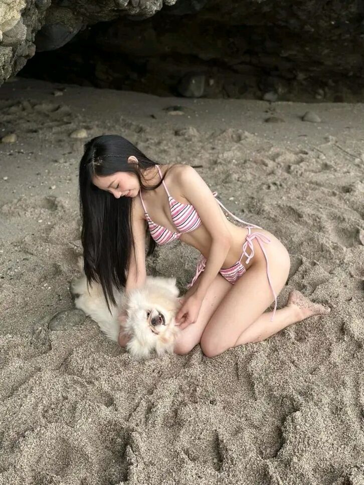 Ngắm loạt ảnh gái xinh mặc bikini đi biển đầy quyến rũ với nhan sắc rạng rỡ đón hè 1 Cô gái mặc bikini đi biển với phong thái rạng rỡ
