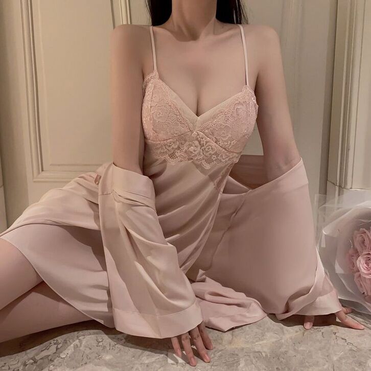 Gái xinh mặc đồ ngủ lụa satin, mái tóc xõa vai lãng mạn