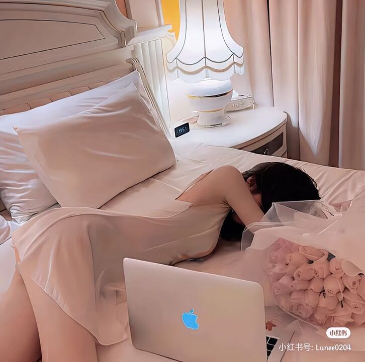 Con gái mặc đồ ngủ hai dây mỏng nhẹ, dáng người chuẩn, ảnh cực nét