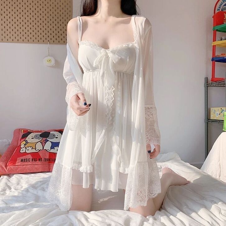 Gái đẹp mặc đồ ngủ hai dây ren, nụ cười tươi và ánh mắt hút hồn