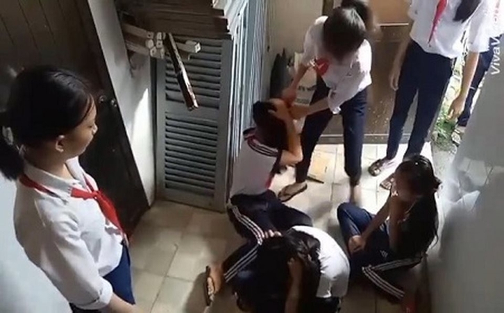 Hình về bạo lực học đường: Học sinh nam hành hung bạn cùng lớp
