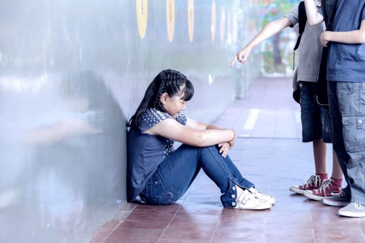 Hình bạo lực học đường: Nữ sinh bị cô lập và bắt nạt tâm lý