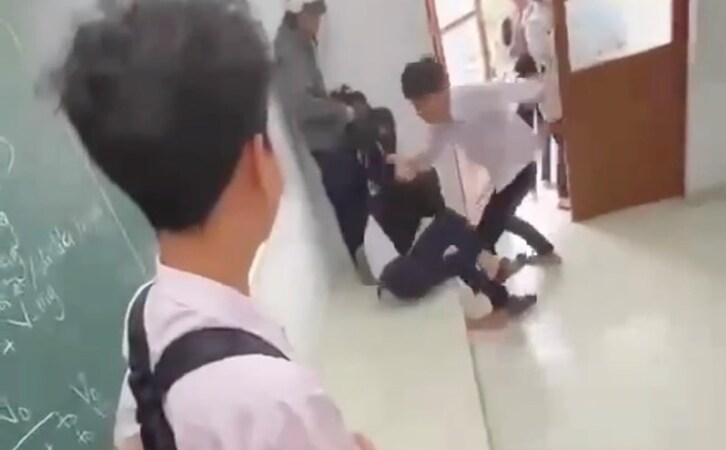 Hình ảnh về bạo lực học đường: Học sinh bị bắt nạt trong lớp học