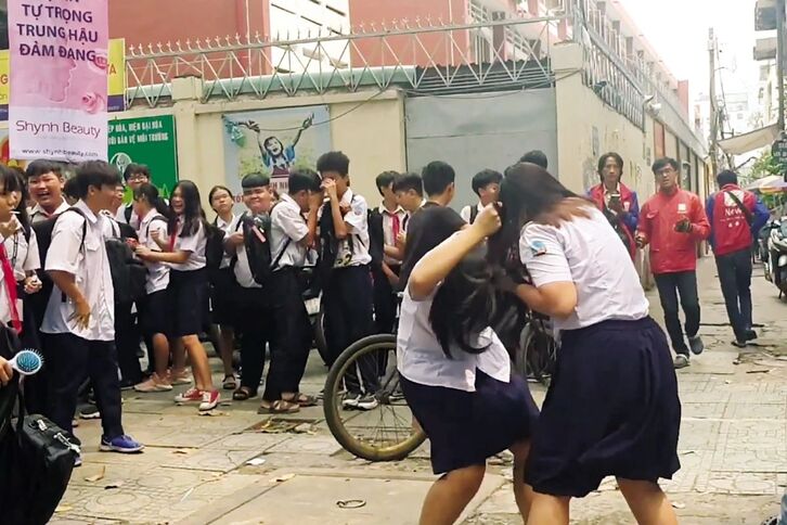 Ảnh bạo lực học đường chân thực - Cảnh đánh nhau giữa học sinh