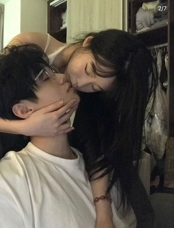 Hình nền cặp đôi hôn nhau nghệ thuật
