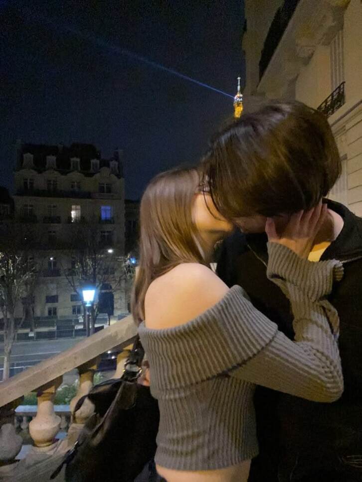 Ảnh cặp đôi hôn nhau đam mê và nồng nàn