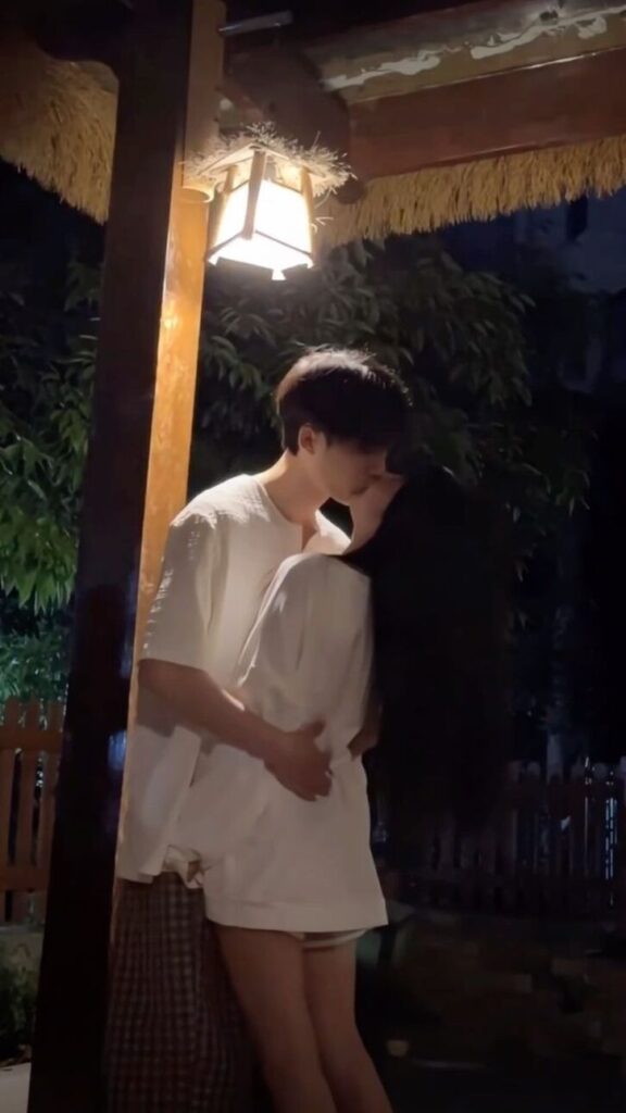 Ảnh cặp đôi hôn nhau ngọt ngào dưới ánh đèn vàng