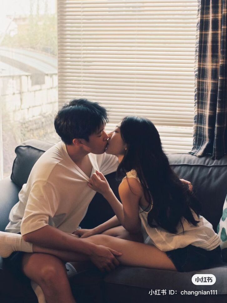 Hình ảnh cặp đôi yêu nhau hôn nhau đầy cảm xúc