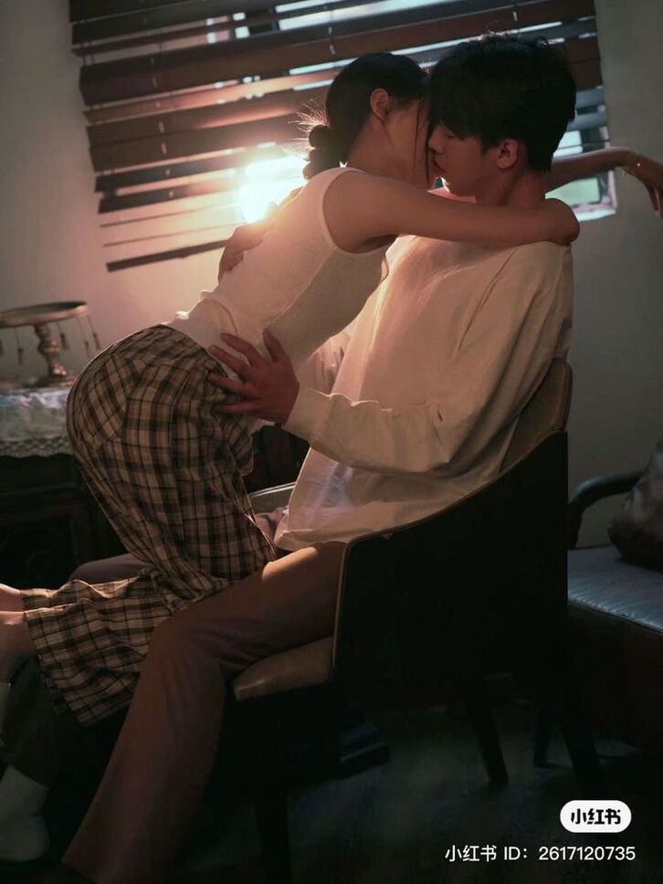Hình ảnh cặp đôi hôn nhau sexy và đầy đam mê