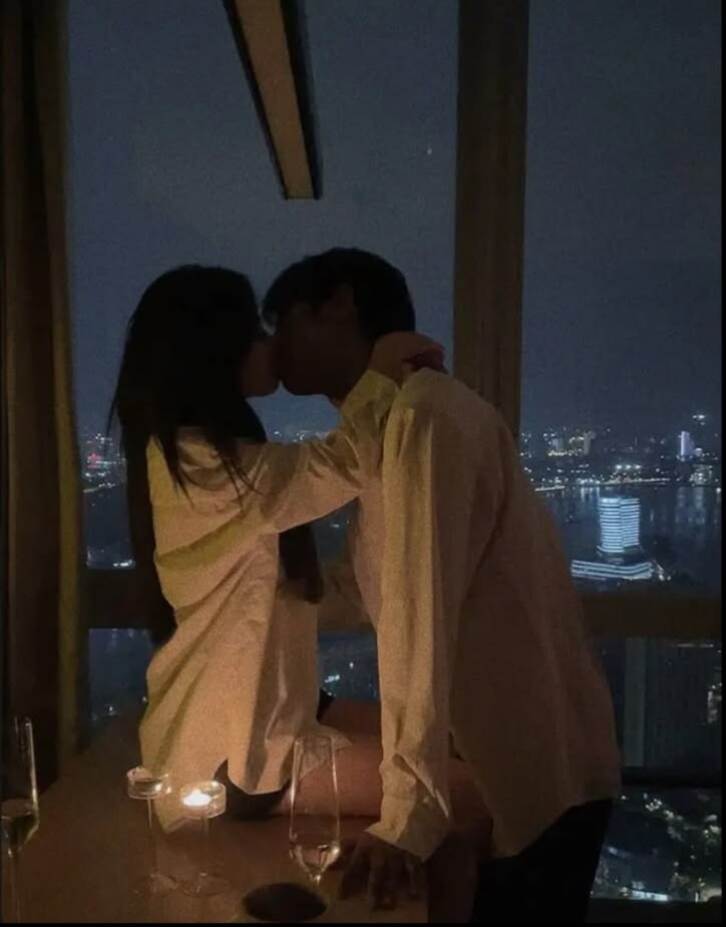 Hình cặp đôi hôn nhau lãng mạn dưới ánh hoàng hôn