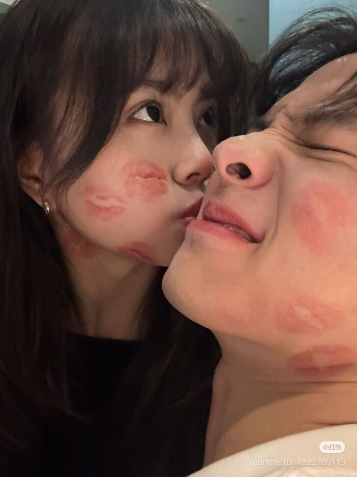Hình ảnh các cặp đôi hôn nhau vui tươi, hạnh phúc