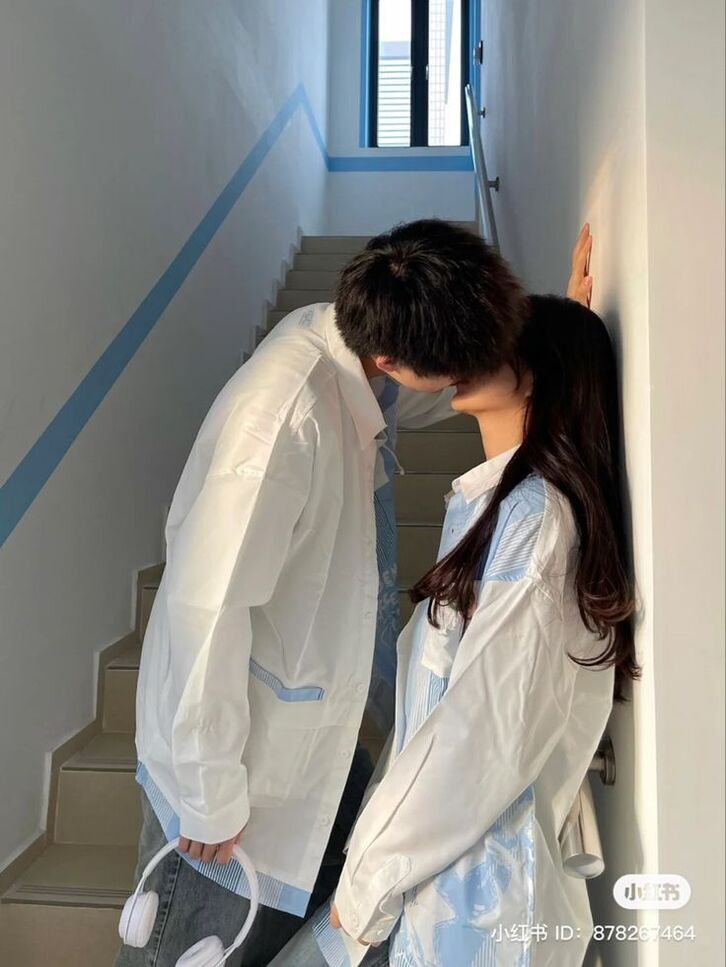 Hình nền cặp đôi hôn nhau ngọt ngào, chất lượng cao
