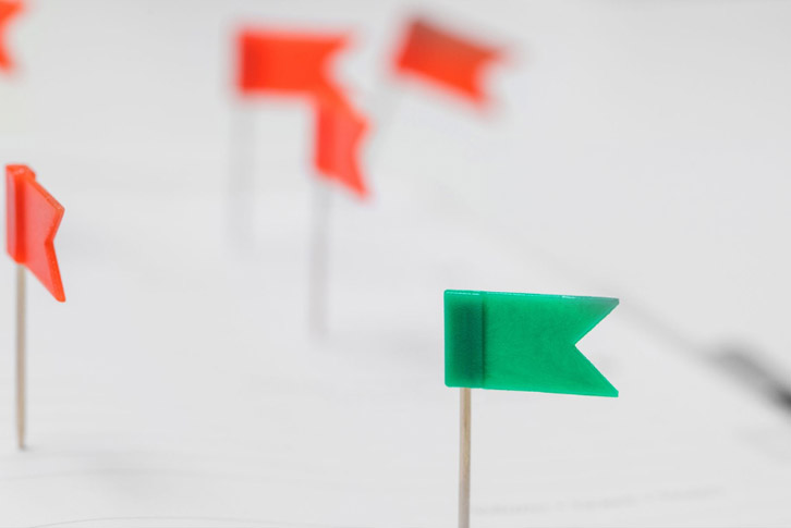 Red flag và green flag trong tình yêu khác nhau như thế nào?